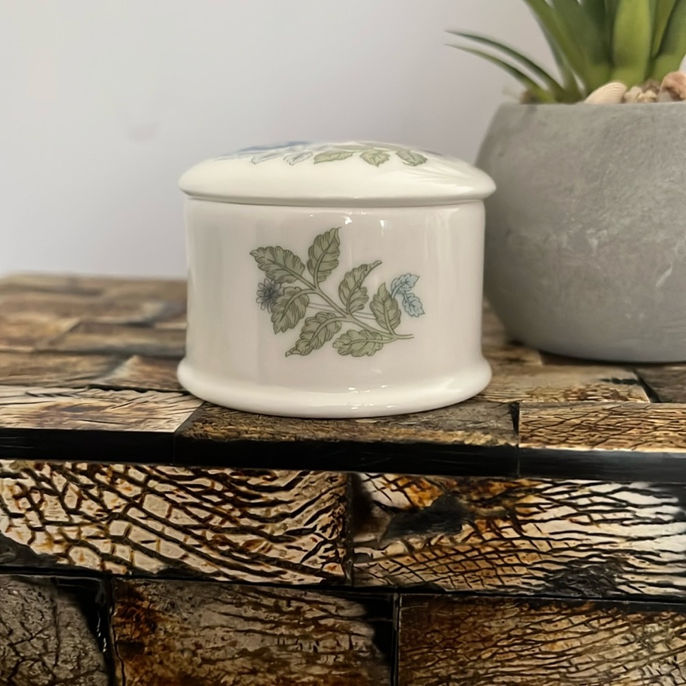 WEDGWOOD Bone China Clementine Pill Box - Picture 2 of 9